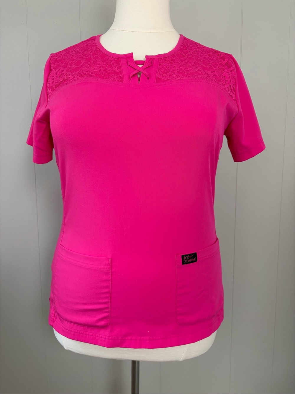 Betsey Johnson Pink Lace Yoke Scrub Top Women’s Large Nurse Medical